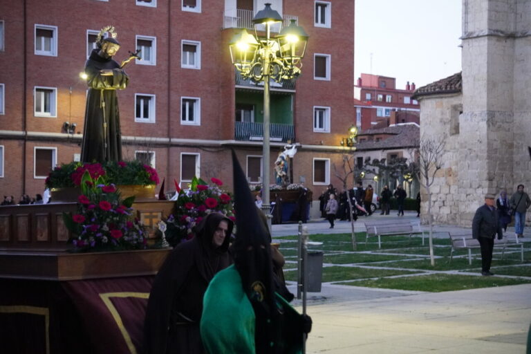Procesión del Sábado de Dolores en Palencia con cofrades y flores