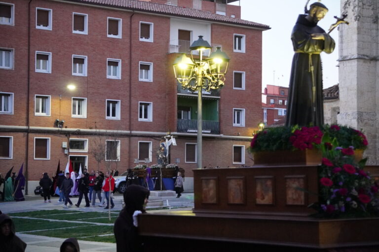 Procesión del Sábado de Dolores en Palencia con cofrades y estandartes.