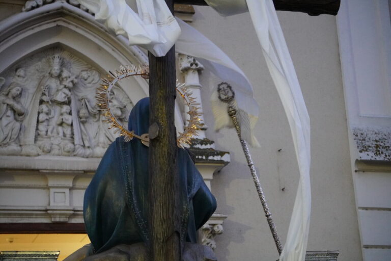 Estatua de la Virgen de la Piedad en la procesión del Sábado de Dolores