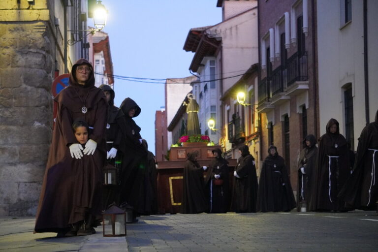 Cofrades con túnicas marrones en la procesión del Sábado de Dolores en Palencia.