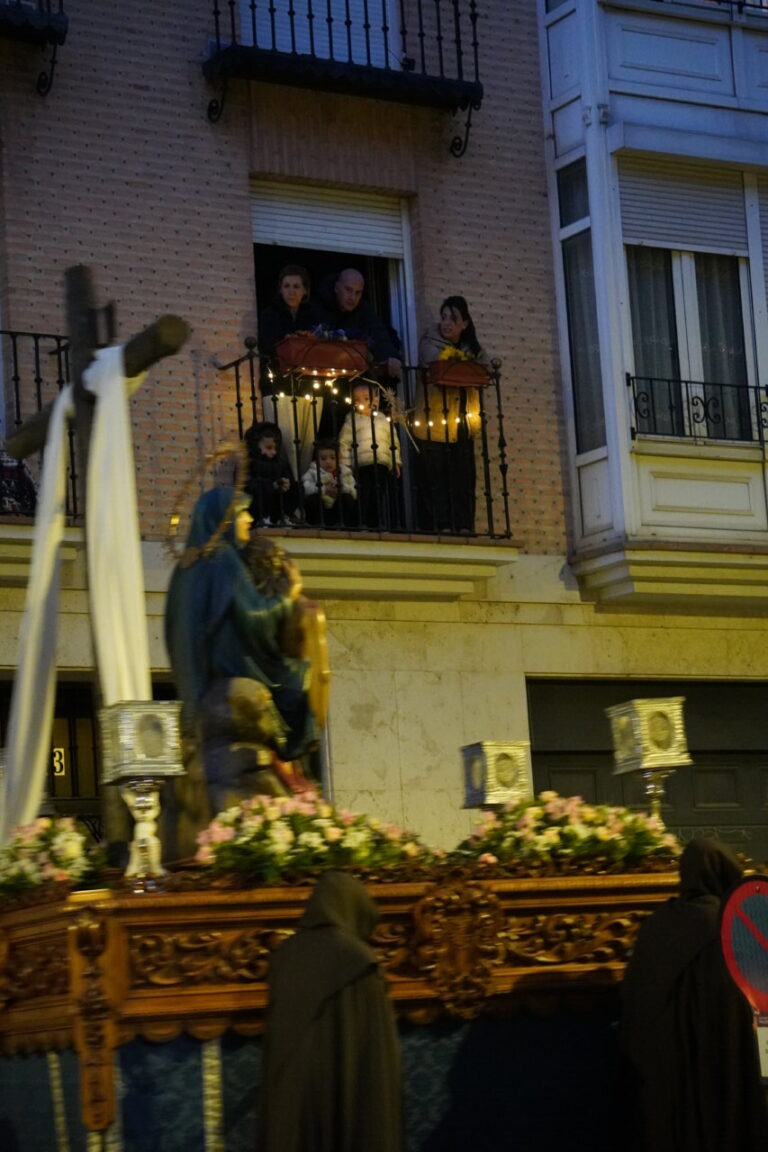 Procesión del Sábado de Dolores en Palencia con espectadores en balcones