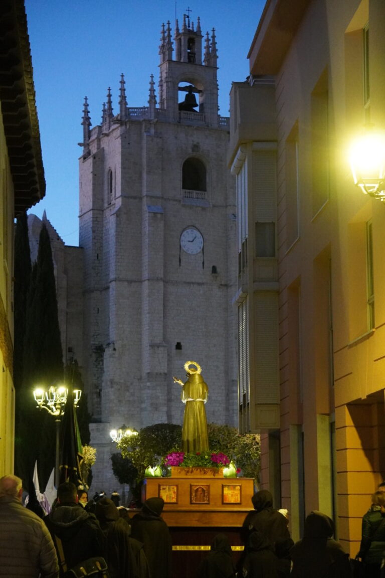 Procesión del Sábado de Dolores en Palencia con la imagen de la Virgen