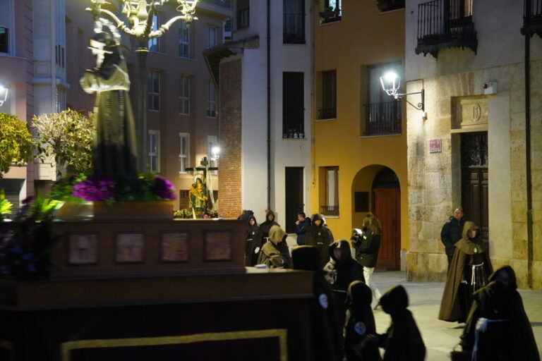 Procesión del Sábado de Dolores en Palencia con cofrades y estandartes