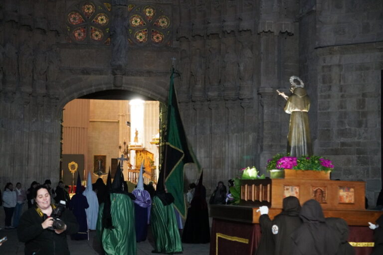 Procesión del Sábado de Dolores en Palencia con cofrades y estandartes