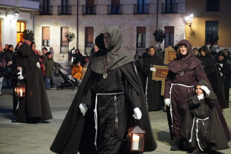 Cofrades con túnicas oscuras en la procesión del Sábado de Dolores en Palencia