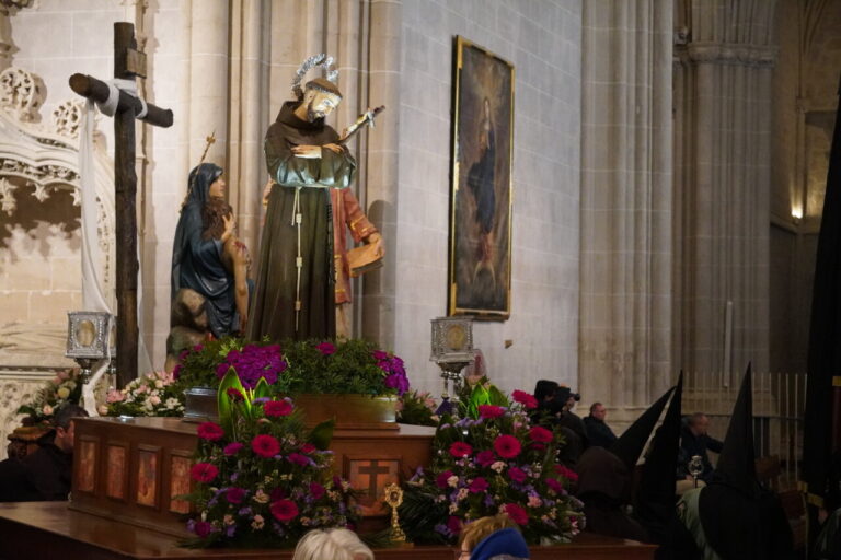 Estatua de San Francisco rodeada de flores en la procesión del Sábado de Dolores