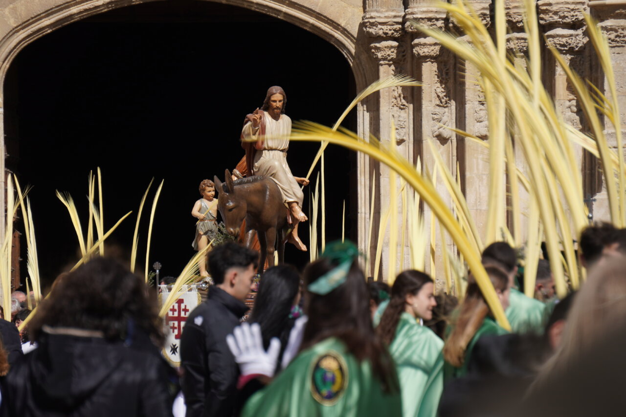 Procesión de La Borriquilla en Palencia con palmas y figuras religiosas