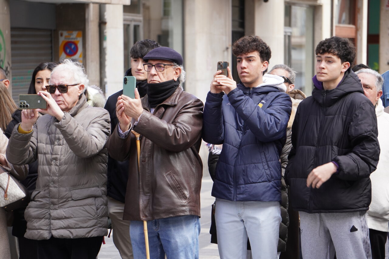 Multitud observa la procesión de La Borriquilla en Palencia