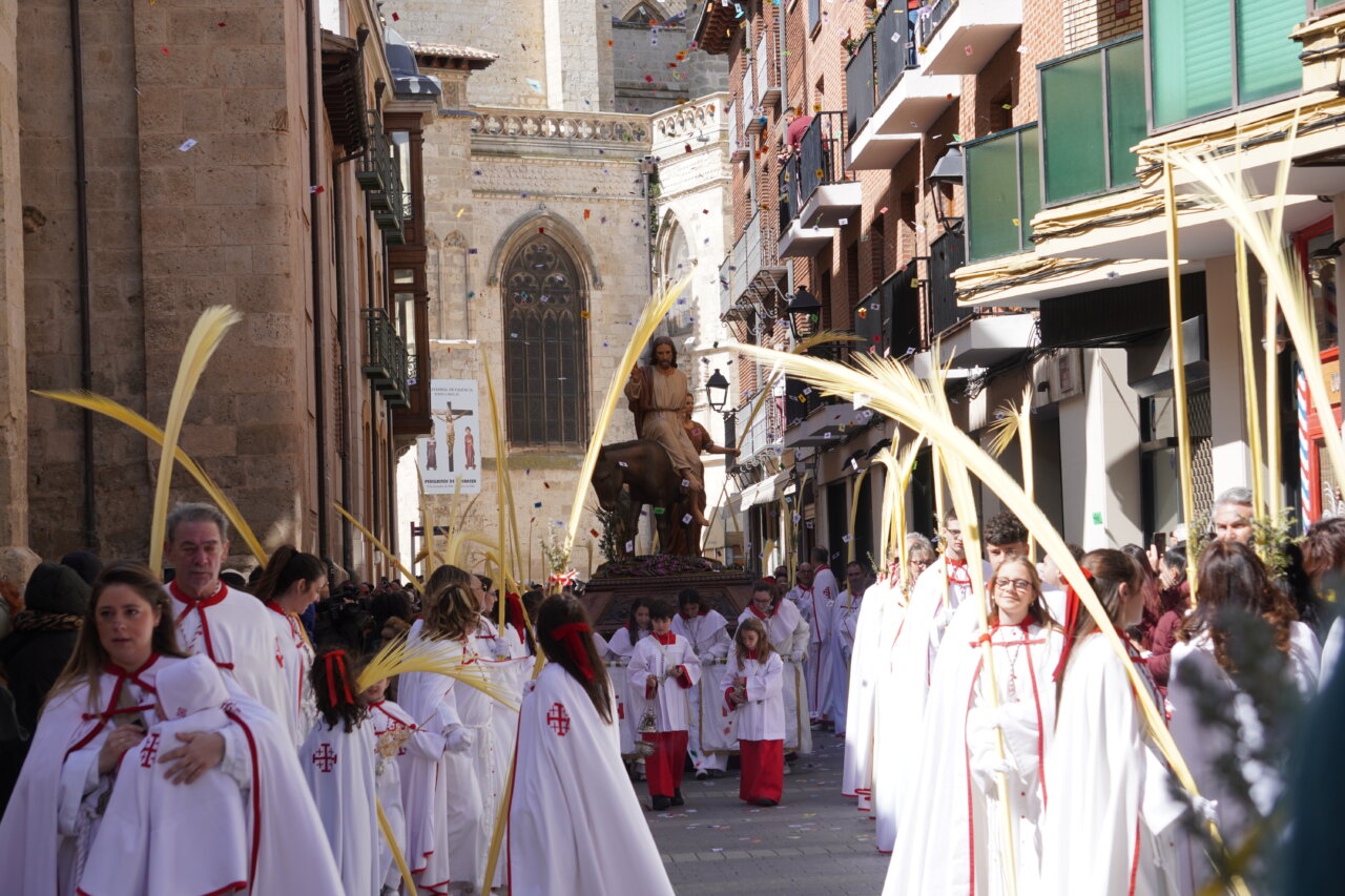 Procesión del Domingo de Ramos en Palencia con La Borriquilla y cofrades