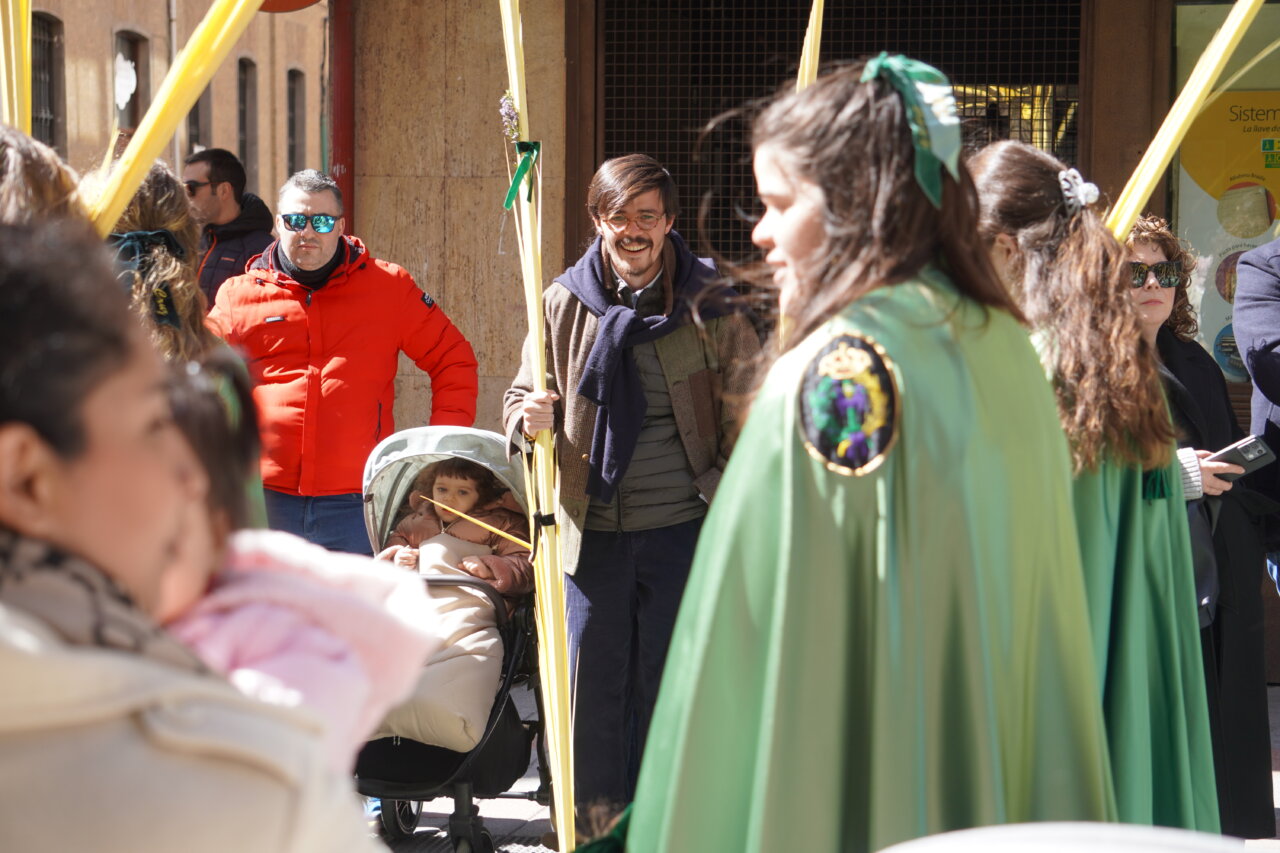Multitud en la procesión del Domingo de Ramos en Palencia con palmas