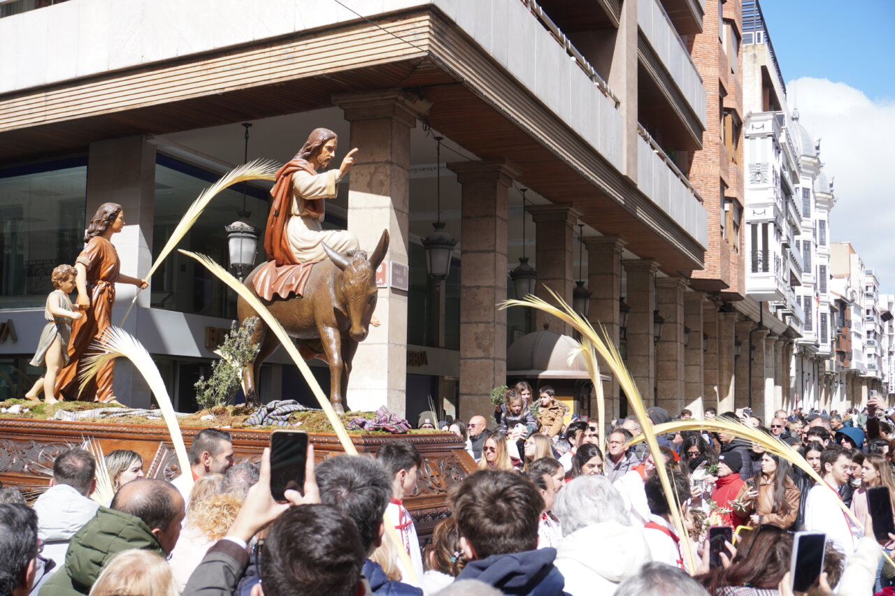 Procesión de La Borriquilla en Palencia con multitud de asistentes y palmas