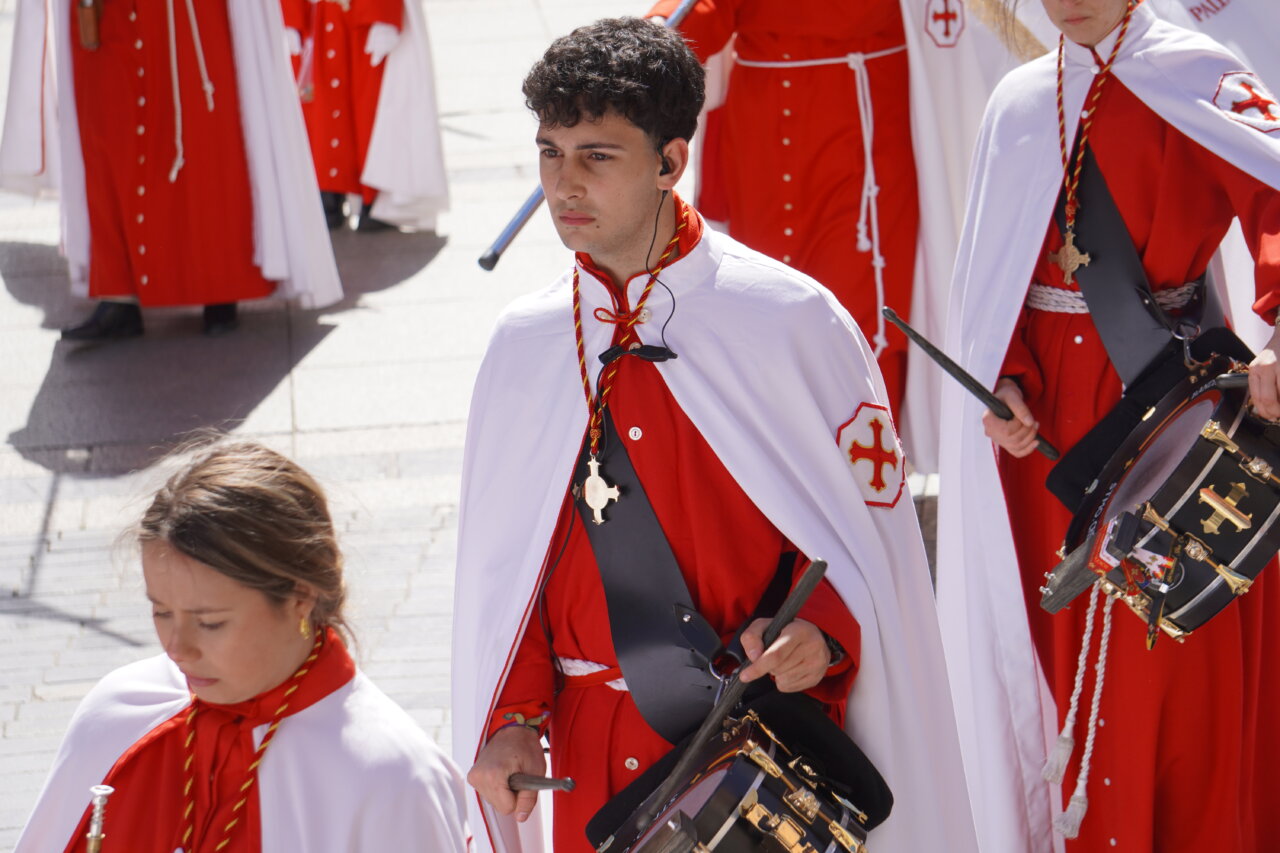 Cofrades en procesión de Domingo de Ramos en Palencia con vestimenta tradicional