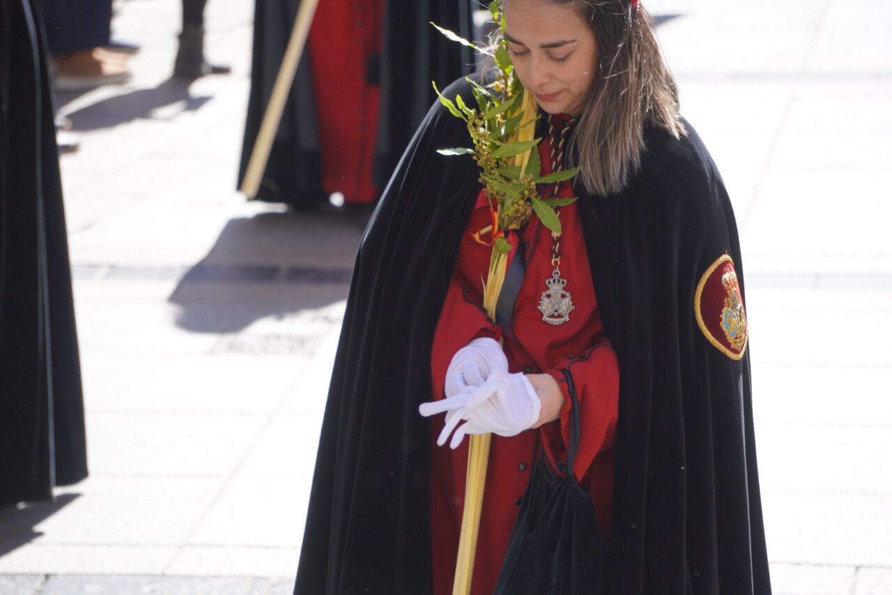 Mujer con palma en la procesión del Domingo de Ramos en Palencia