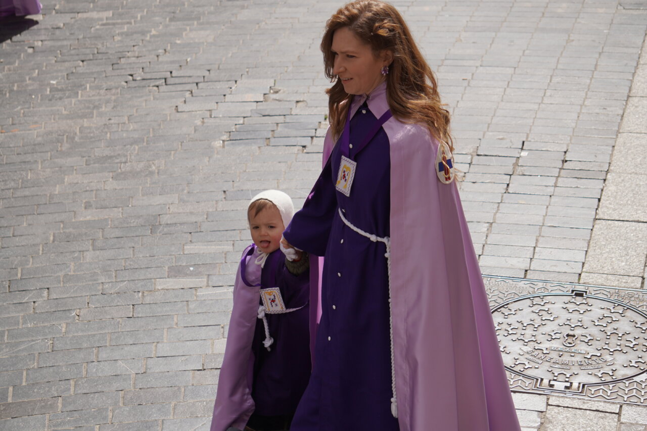 Mujer y niño en procesión de Semana Santa en Palencia