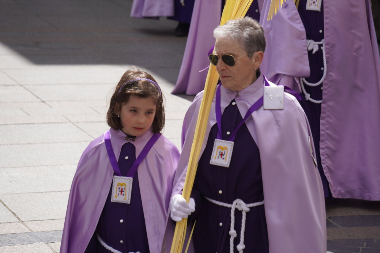 Cofrades en la procesión del Domingo de Ramos en Palencia