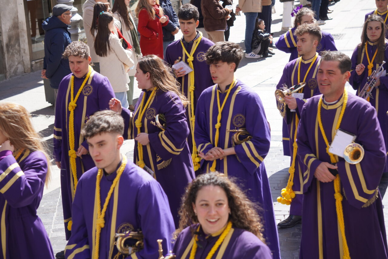 Grupo de cofrades en la procesión del Domingo de Ramos en Palencia