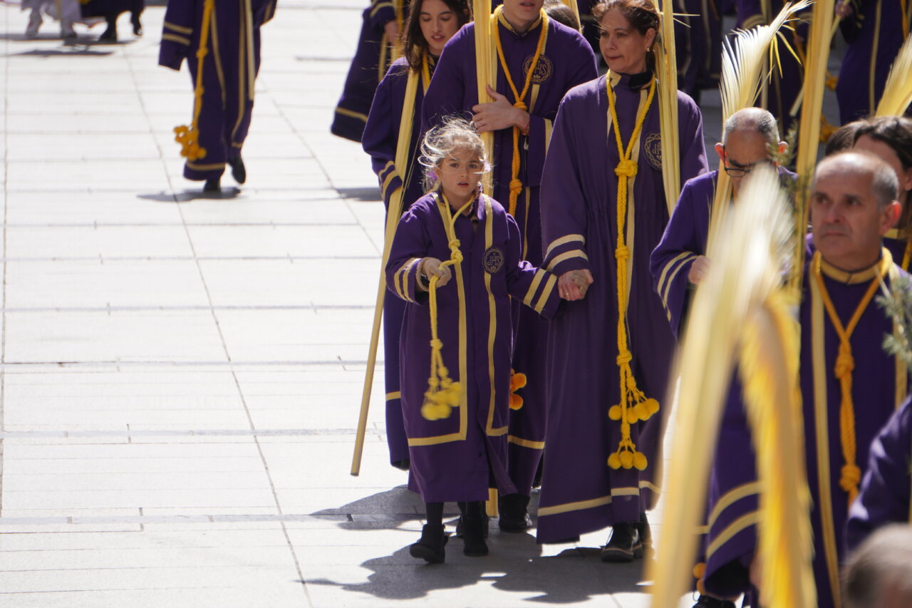 Niña con palma en procesión de Domingo de Ramos en Palencia