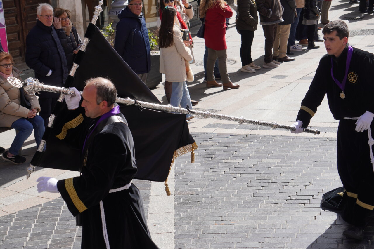 Hombres con túnicas negras en la procesión del Domingo de Ramos en Palencia