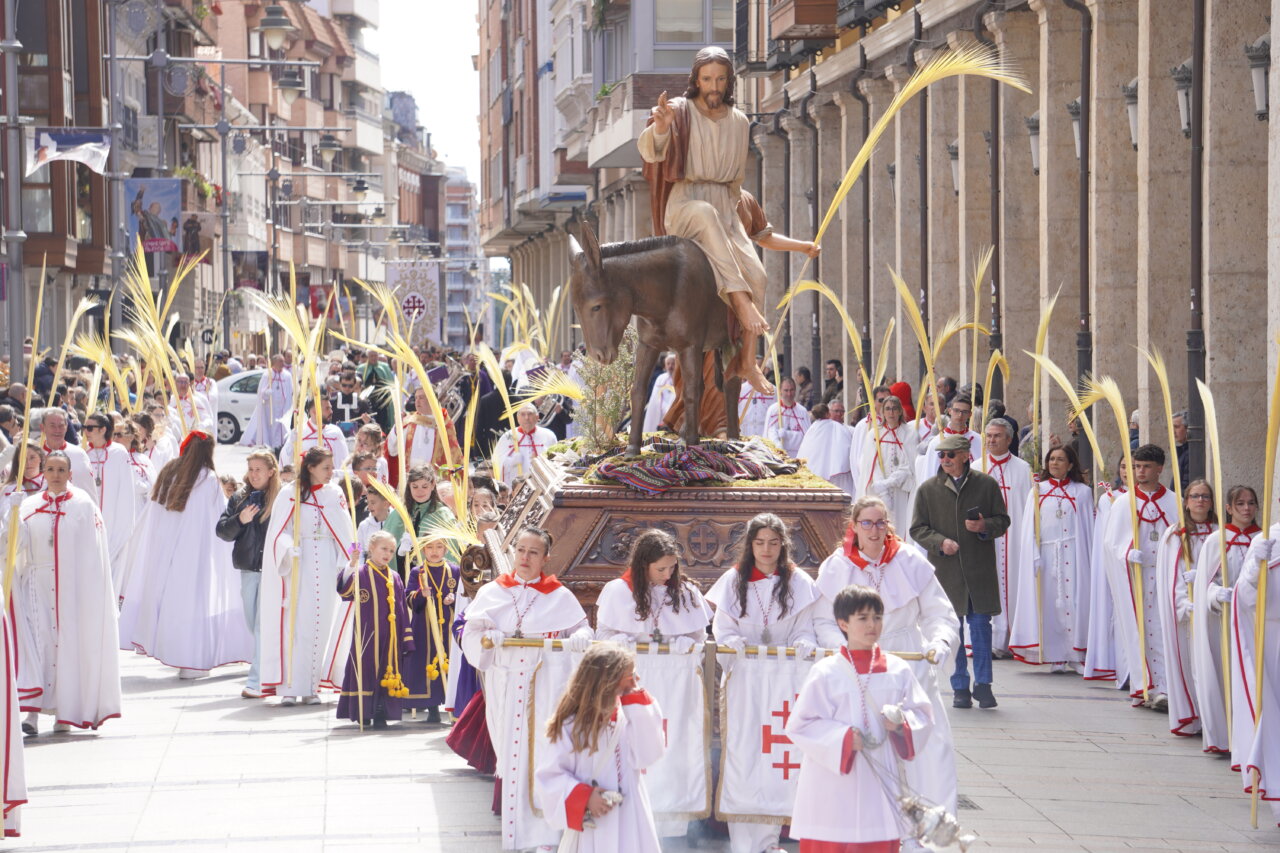 Procesión del Domingo de Ramos en Palencia con La Borriquilla y cofrades