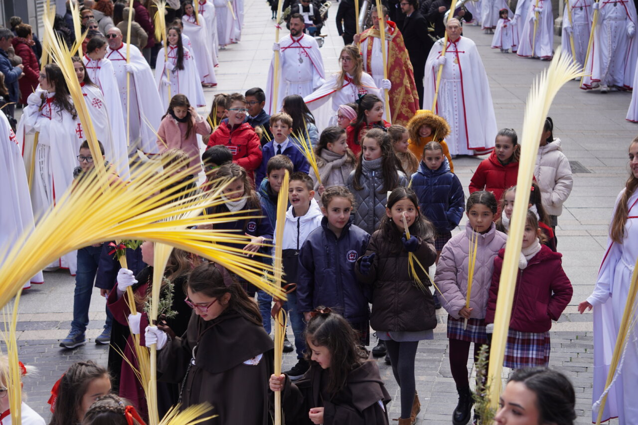 Multitud de niños y cofrades en la procesión del Domingo de Ramos en Palencia