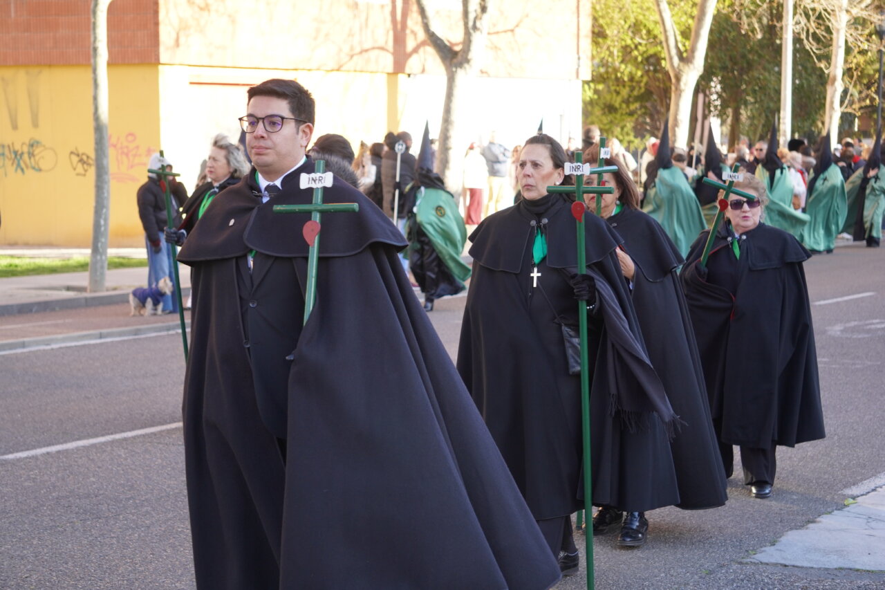 Participantes en la procesión del Rosario del Dolor en Palencia