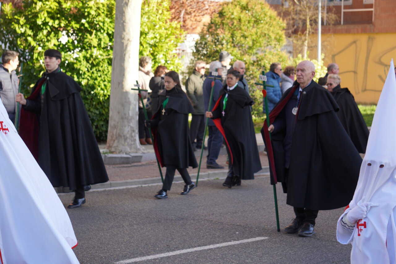 Participantes en la procesión del Rosario del Dolor en Palencia