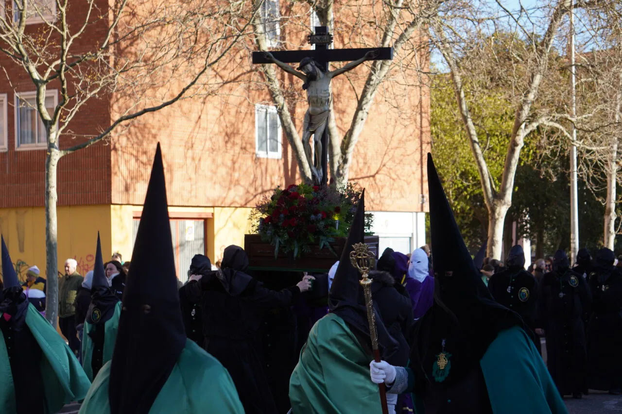 Cofrades en la procesión del Rosario del Dolor en Palencia