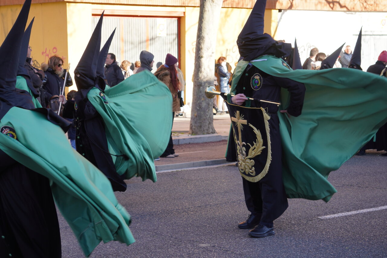 Cofrades con capas verdes en la procesión del Rosario del Dolor en Palencia
