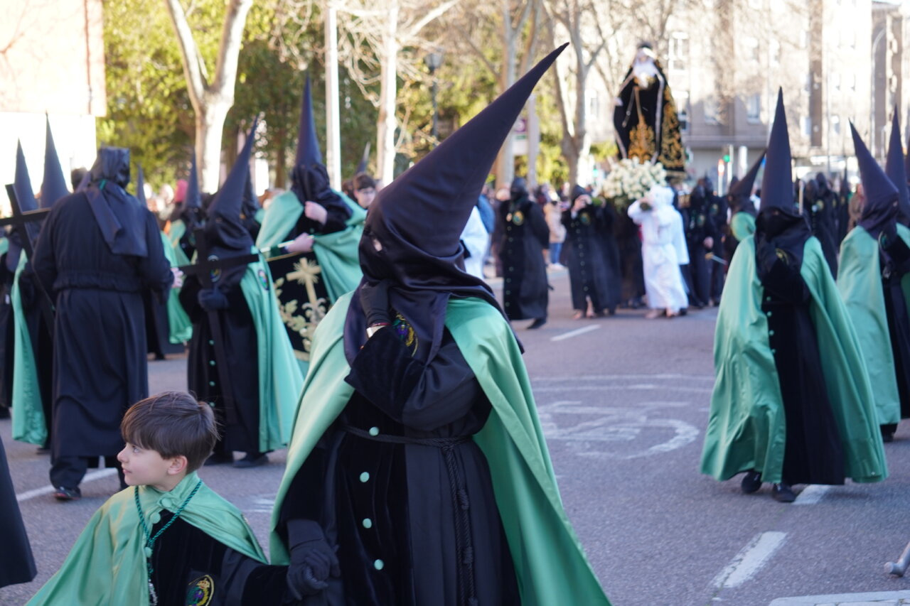 Cofrades en la procesión del Rosario del Dolor en Palencia
