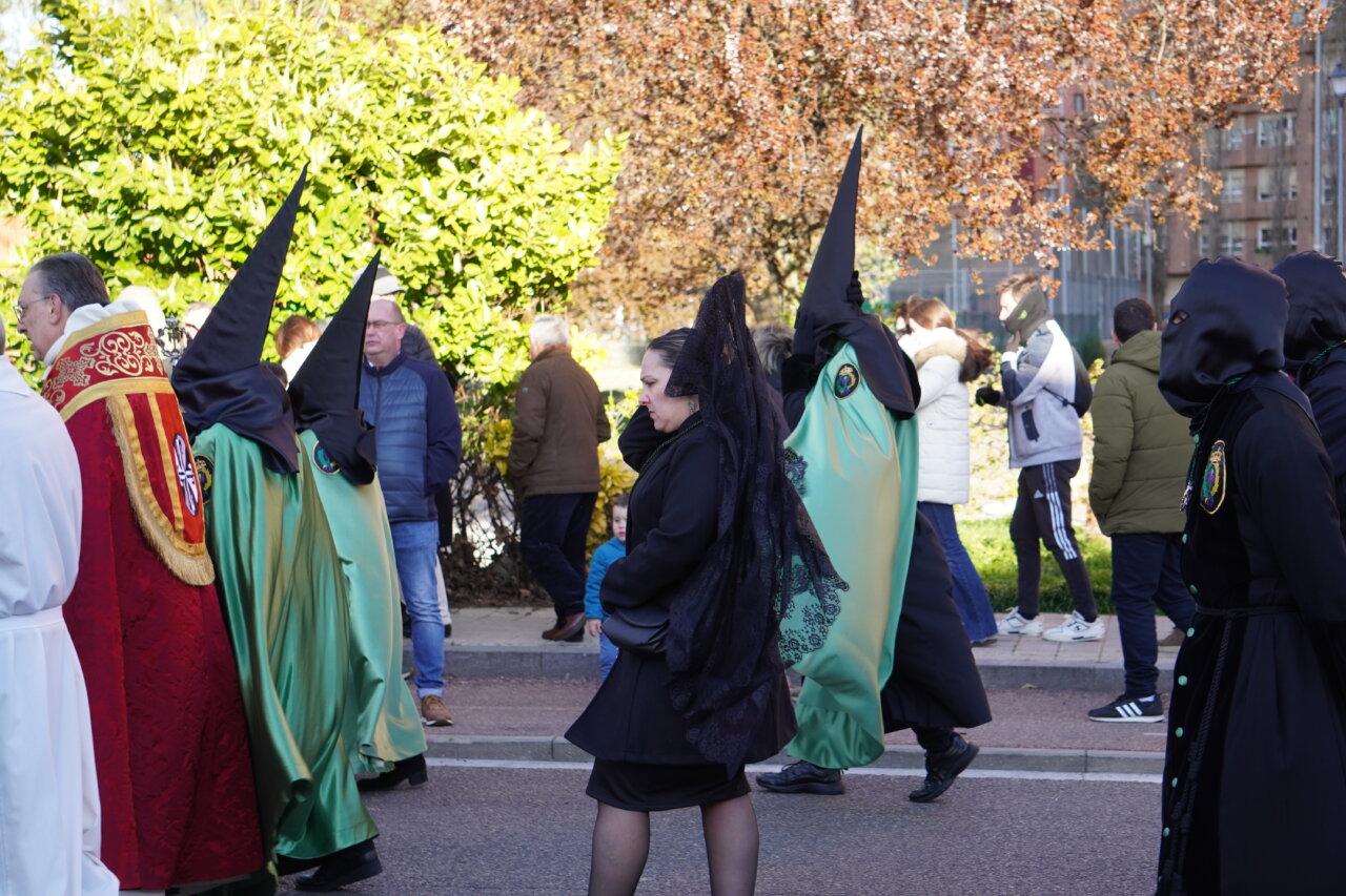 Participantes en la procesión del Rosario del Dolor en Palencia