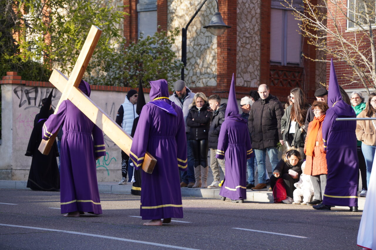 Cofrades en la procesión del Rosario del Dolor en Palencia