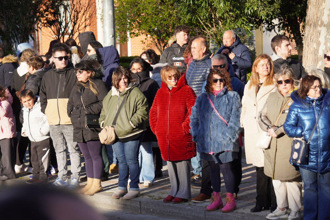 Multitud de personas observando la procesión del Rosario del Dolor en Palencia.