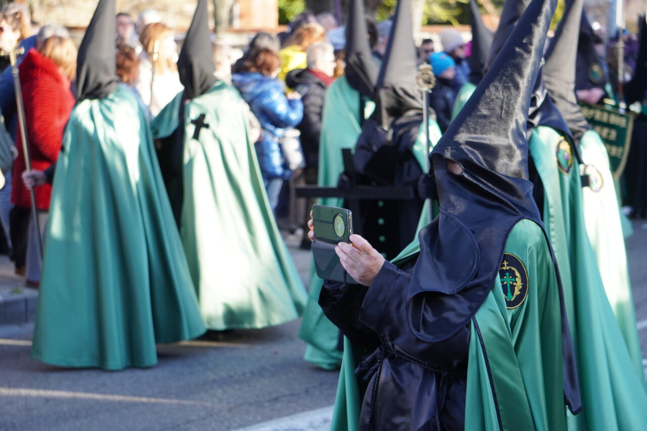 Cofrades con capas verdes en la procesión del Rosario del Dolor en Palencia