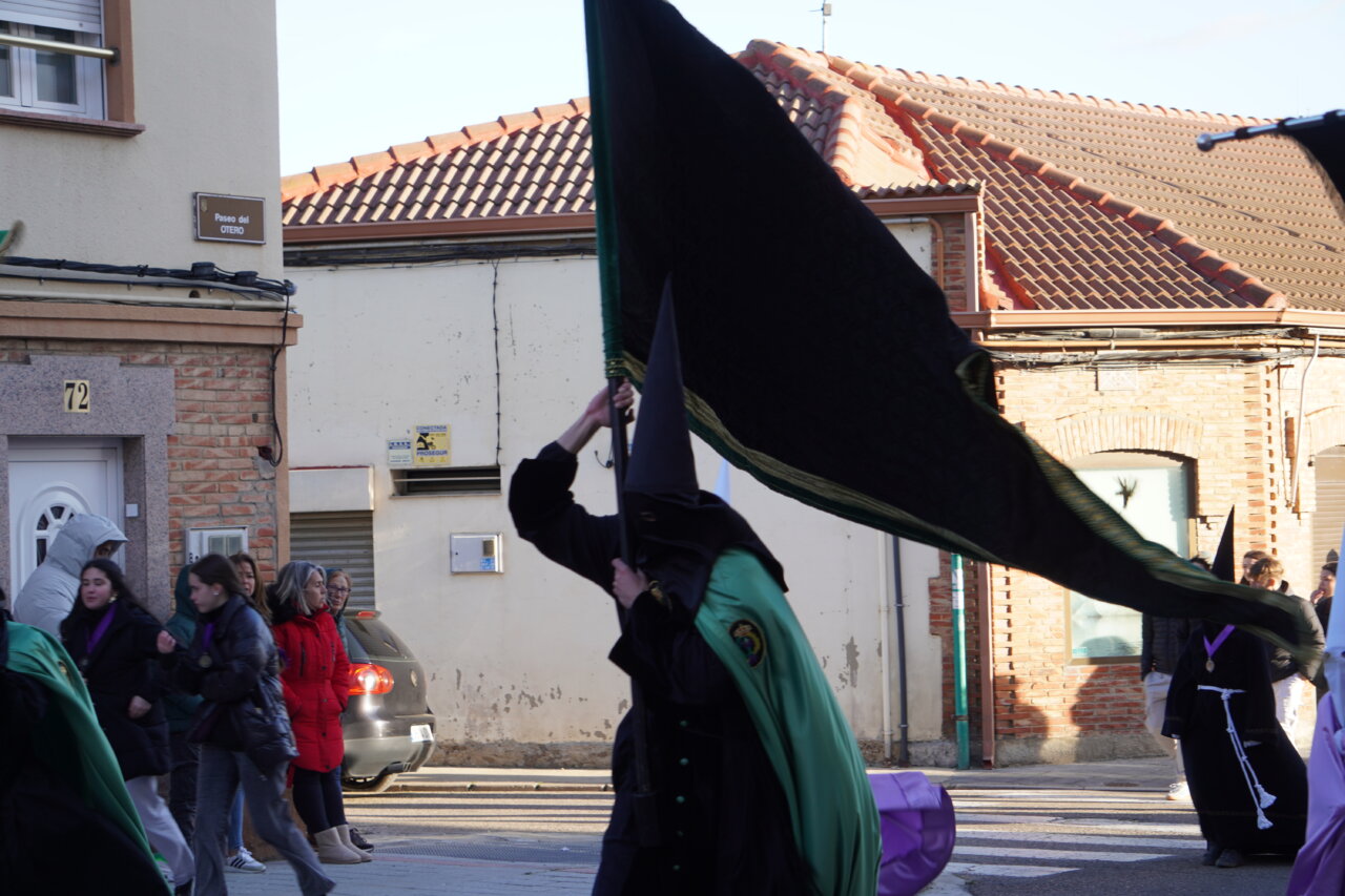 Cofrades con capa y bandera en la procesión del Rosario del Dolor en Palencia