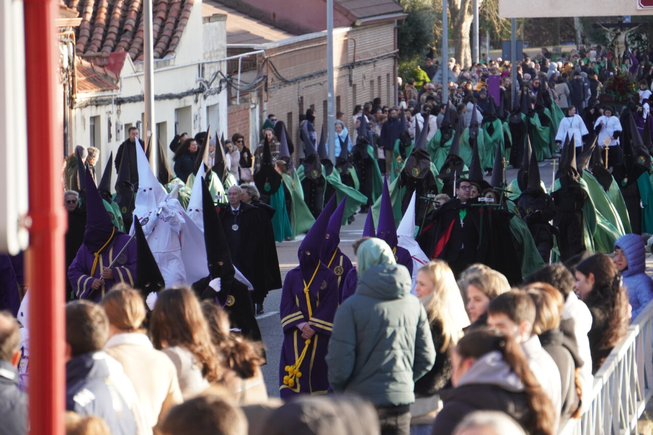 Procesión del Rosario del Dolor en Palencia con cofrades y espectadores