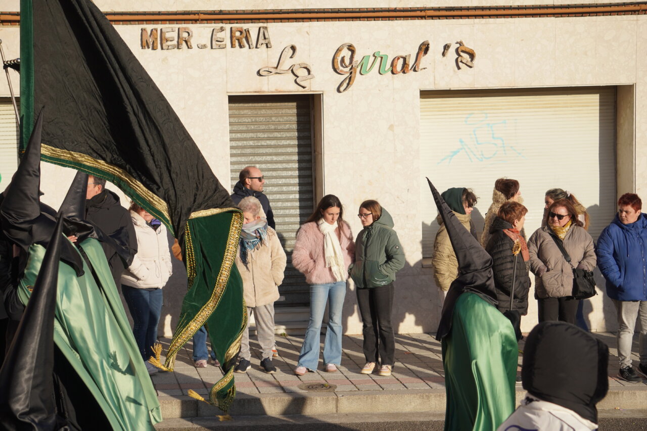 Grupo de personas observando la procesión del Rosario del Dolor en Palencia
