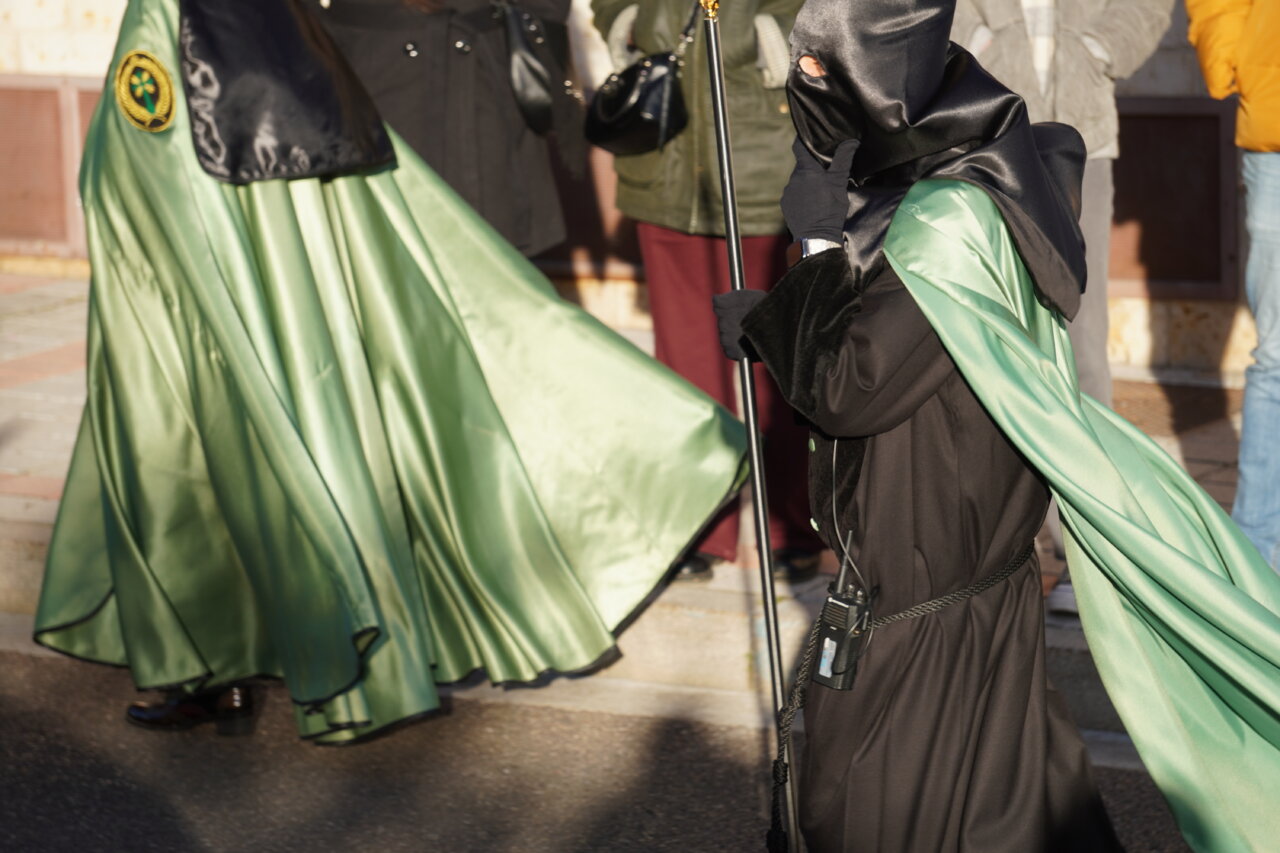 Cofrades en la procesión del Rosario del Dolor en Palencia