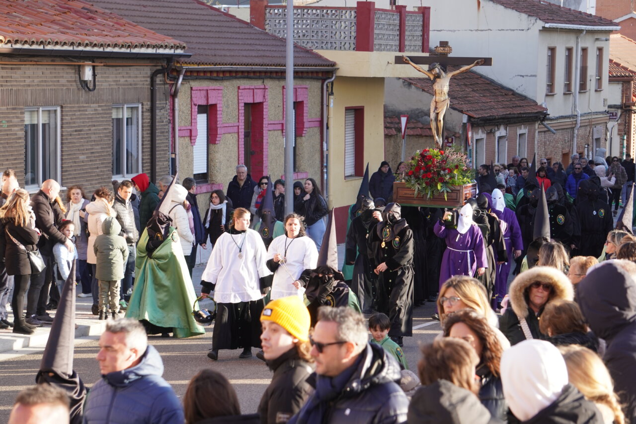 Procesión del Rosario del Dolor en Palencia con cofrades y el Cristo del Otero