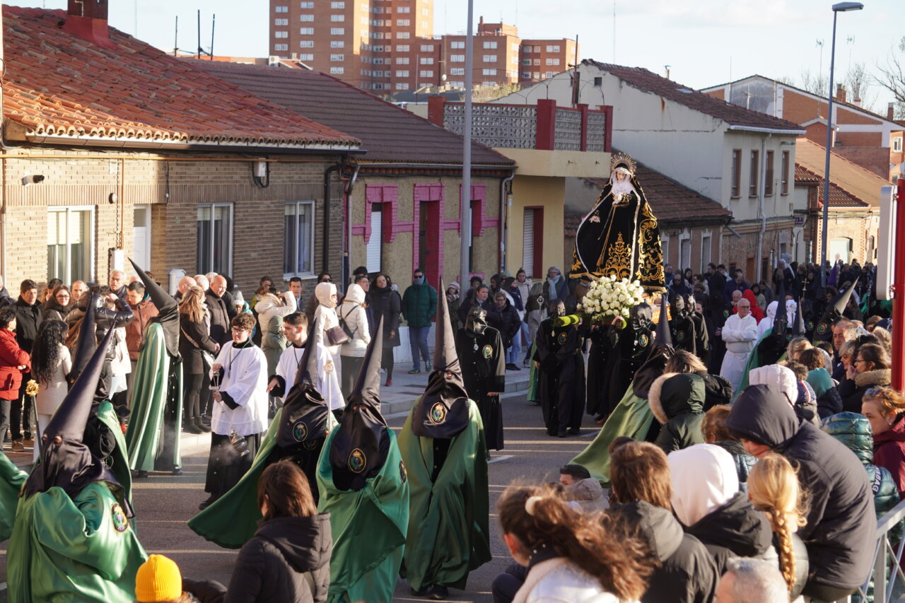 Procesión del Rosario del Dolor en Palencia con cofrades y espectadores.