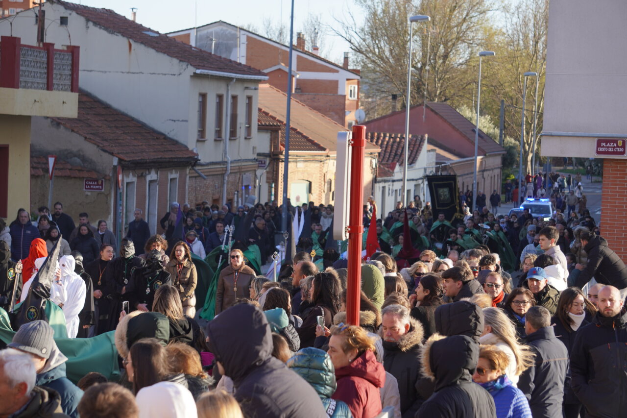 Multitud de personas durante la procesión del Rosario del Dolor en Palencia
