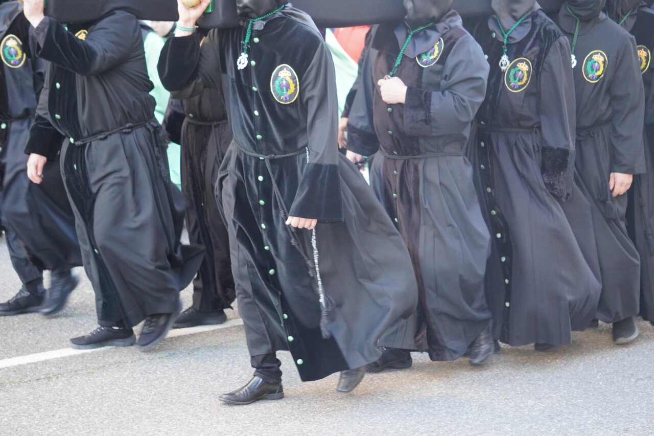 Participantes en la procesión del Rosario del Dolor en Palencia