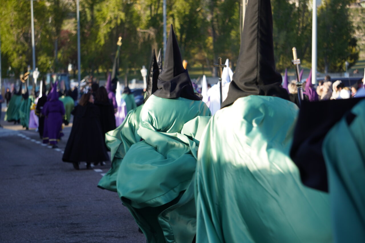 Participantes en la procesión del Rosario del Dolor en Palencia