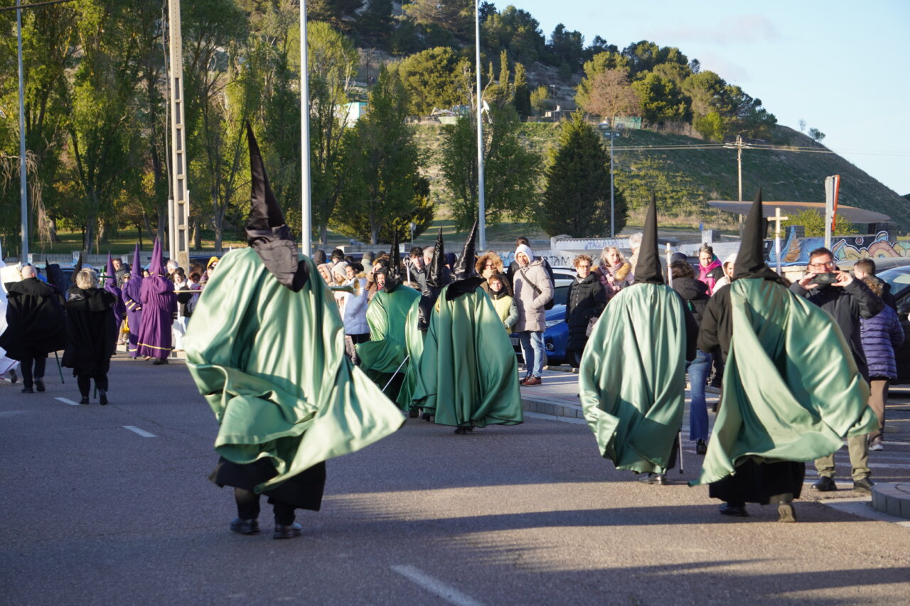 Cofrades en la procesión del Rosario del Dolor en Palencia