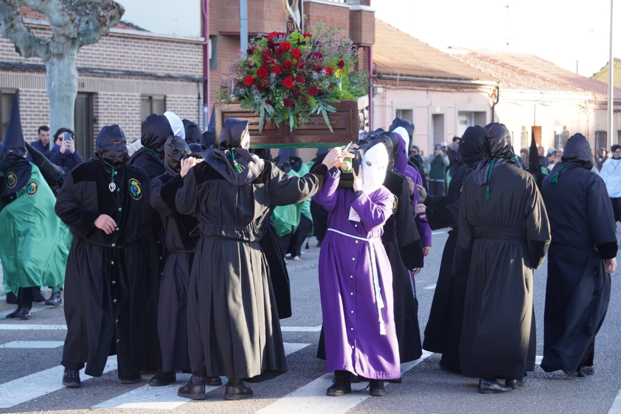 Participantes en la procesión del Rosario del Dolor en Palencia