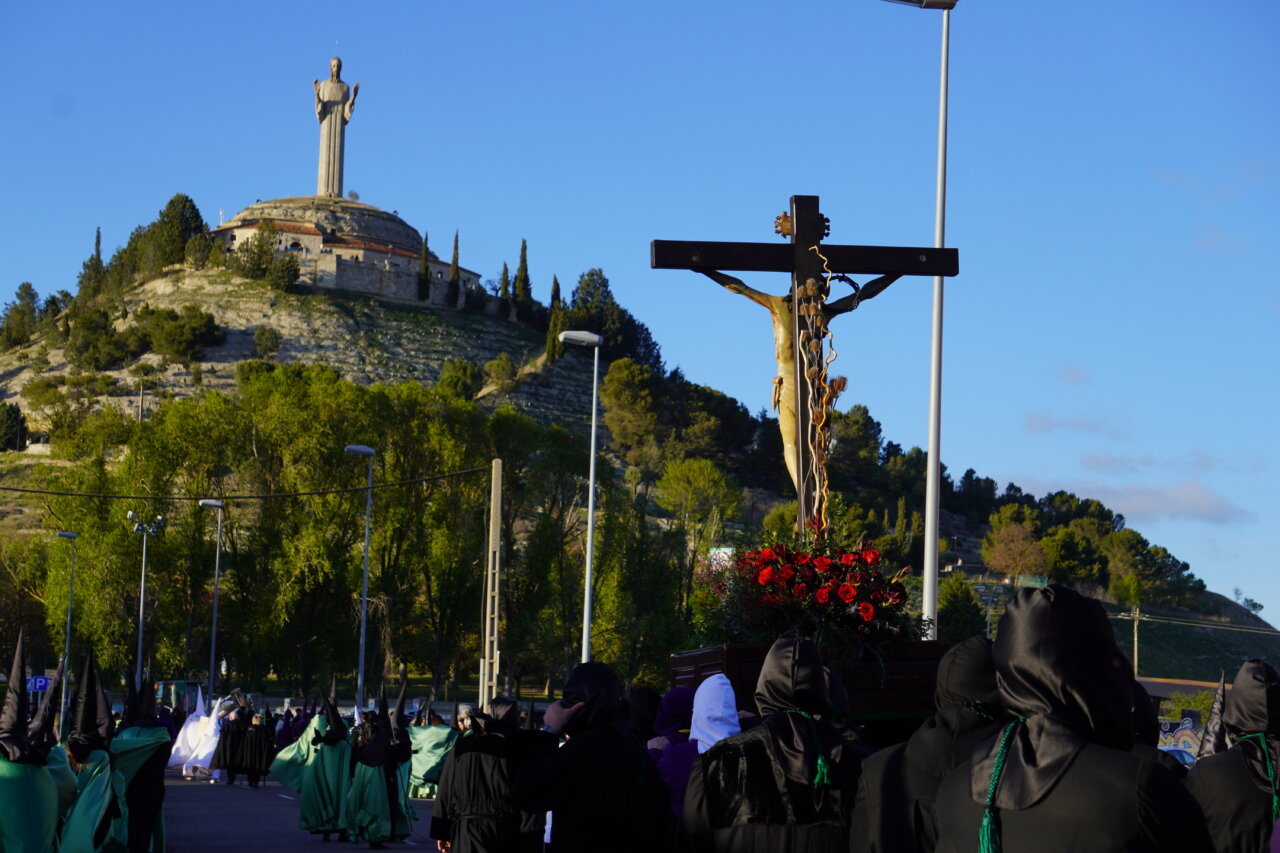 Procesión del Rosario del Dolor con el Cristo del Otero al fondo