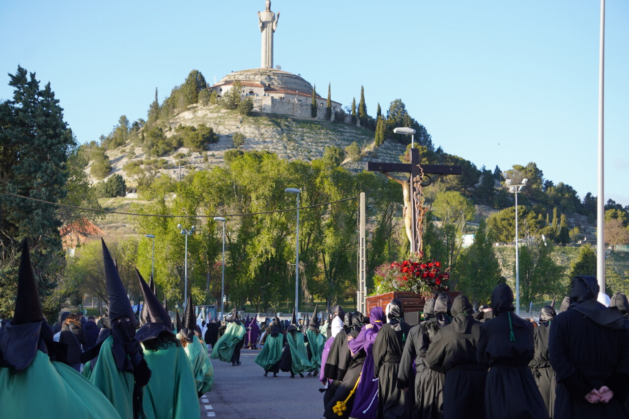 Procesión del Rosario del Dolor en Palencia con cofrades y el Cristo del Otero