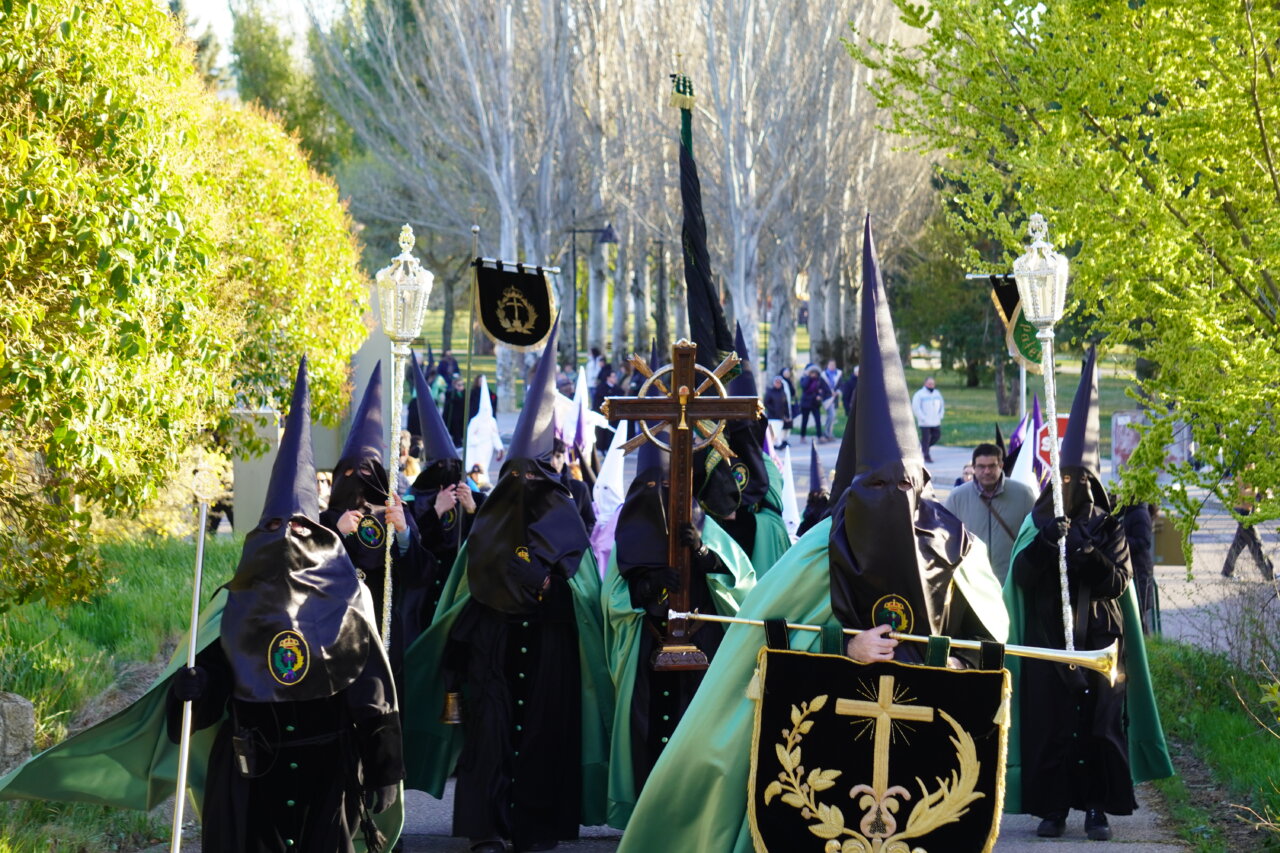 Cofrades en la procesión del Rosario del Dolor en Palencia