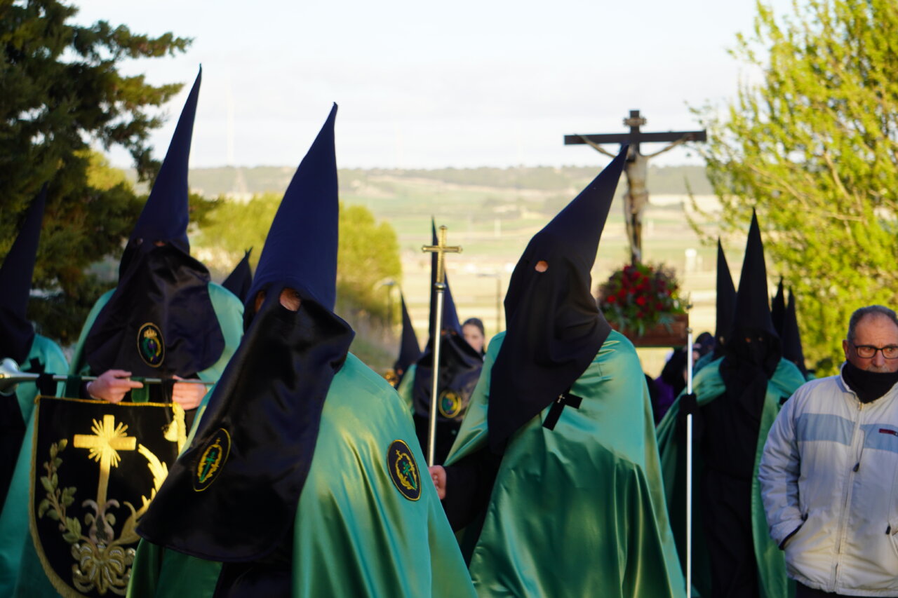 Cofrades en la procesión del Rosario del Dolor en Palencia