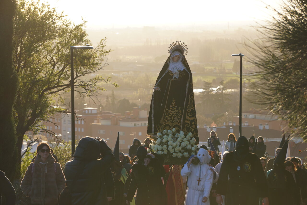 La Virgen del Dolor en la procesión de Palencia al atardecer