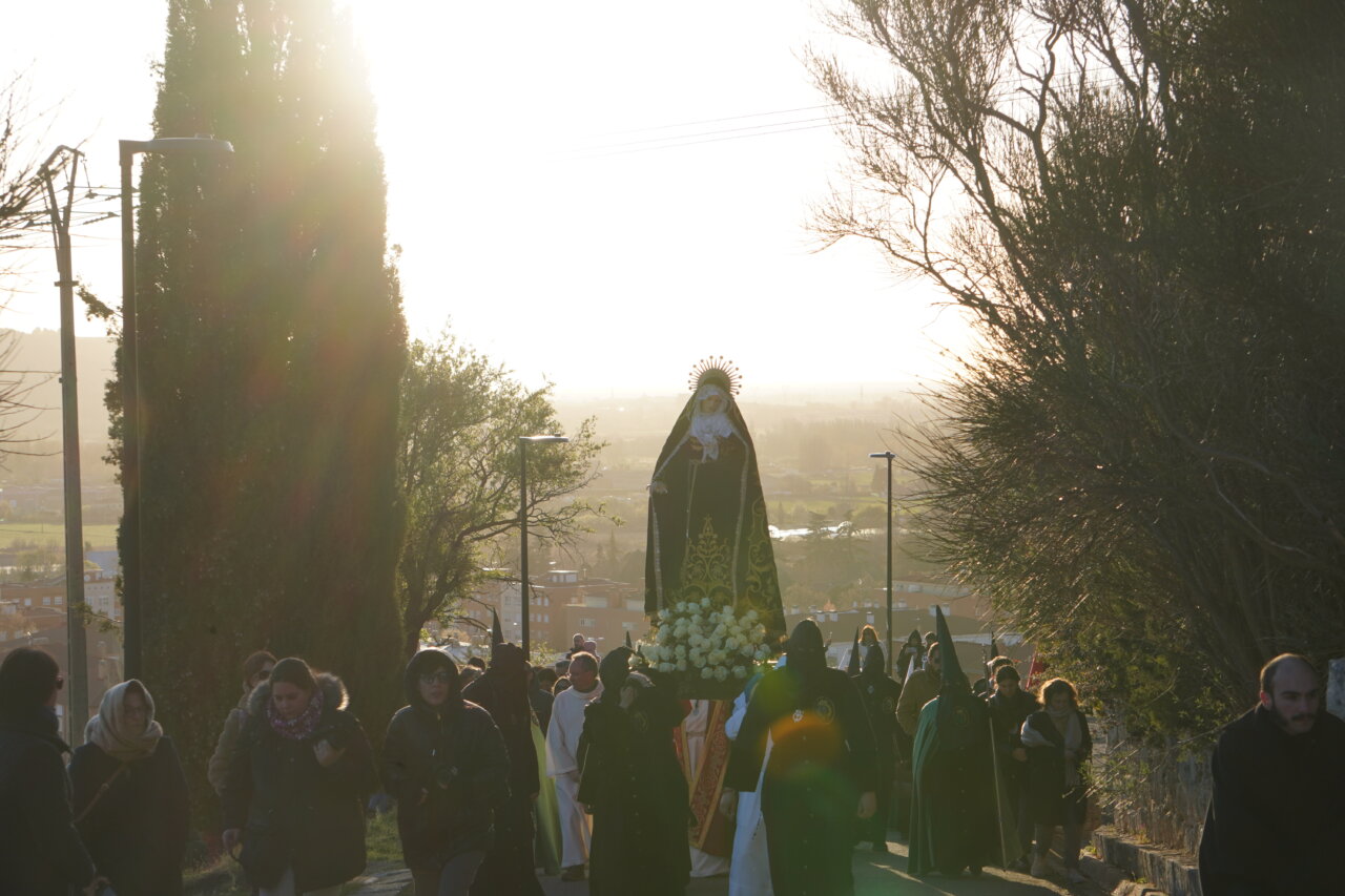 Procesión del Rosario del Dolor en Palencia con la Virgen y cofrades